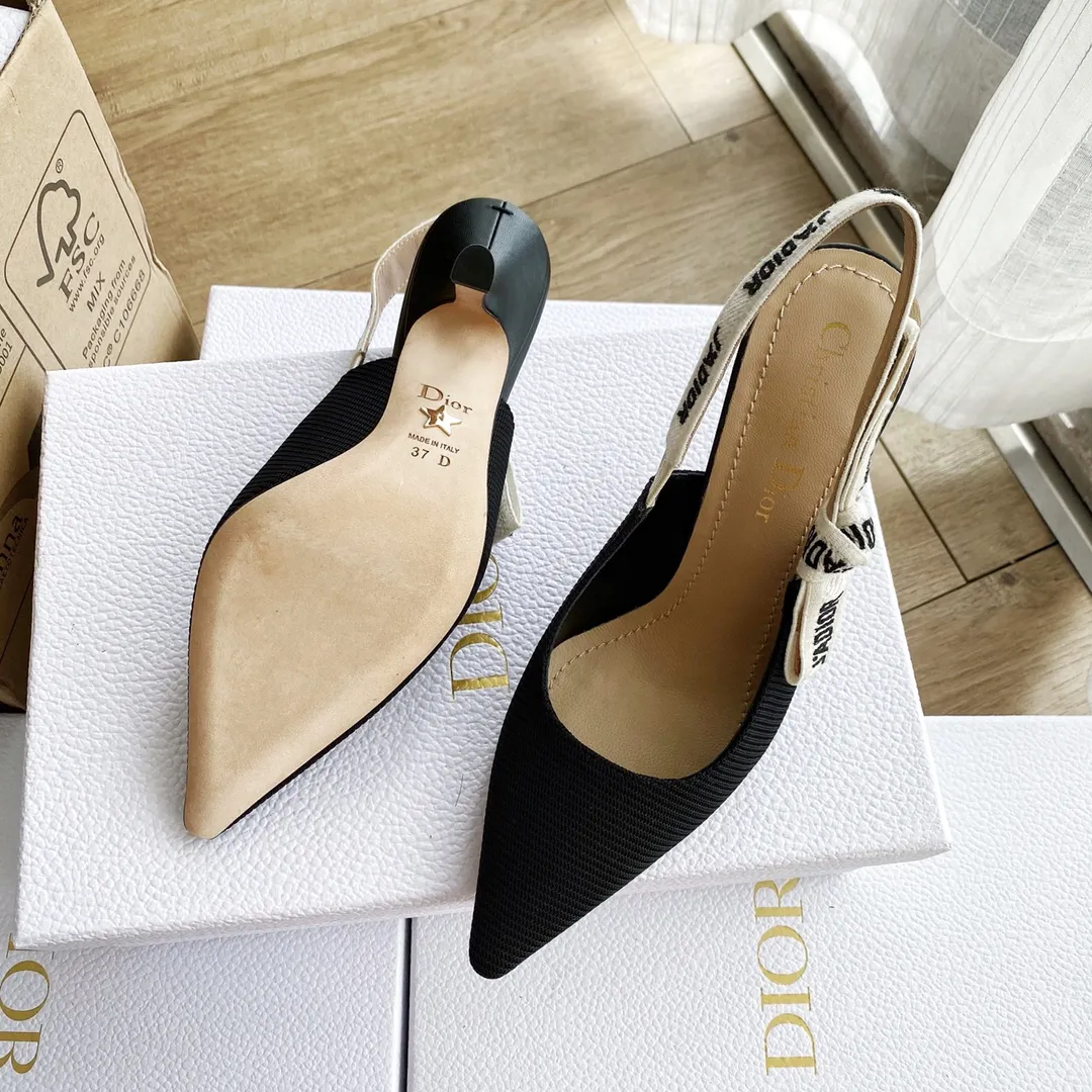 👟👟Ex-factory price 440👟👟 Developed one-to-one from the original version, 👠👠✨ ✨Dior’s popular sandals are new🔥 🔥 The same style as the most popular internet celebrities and celebrities of the year💁 💁. Imported fabric, lining and feet are made of calfskin lining🐑. Original molded heel, heel height 10Cm 6.5cm💘 Original molded metal outsole with five-pointed star LOGO mark✨. Original bow, 💅 Italian leather outsole. 👄💋 Full set of packaging (bags, cards, invoices, one-to-one wrapping paper) 34 40 41 customized